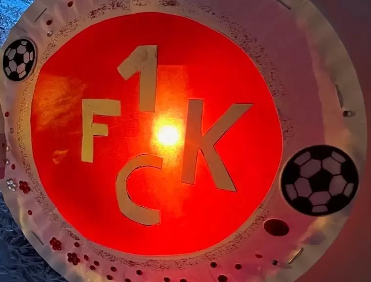 Der sechsjährige Emil Schneider ist großer FCK-Fan. Das zeigt er auch mit seiner Laterne.