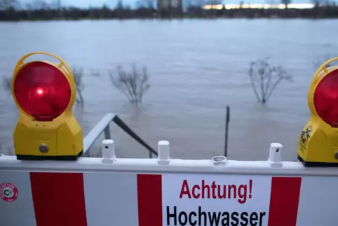 Am Rhein wird vor stark steigenden Pegeln gewarnt. 