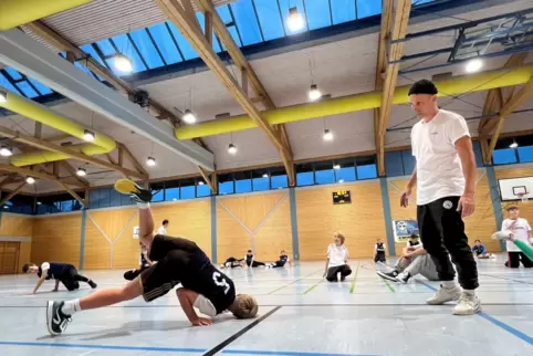 Thomas Stark bringt seinen Schülern, Fußballern des FV Olympia Ramstein und der Breakings Ramstein, gerade Freezes bei, Figuren,