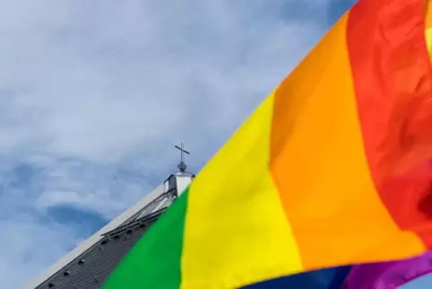 Weg frei für Segensfeiern von homosexuellen Paaren: Der Speyerer Bischof Karl-Heinz Wiesemann unterstützt diesen Vorstoß.