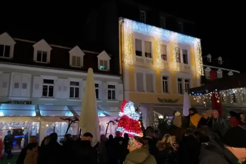 Um den großen leuchtenden Nikolaus drängen sich Hunderte Besucher an einem Sonntagabend Ende November 2022. 