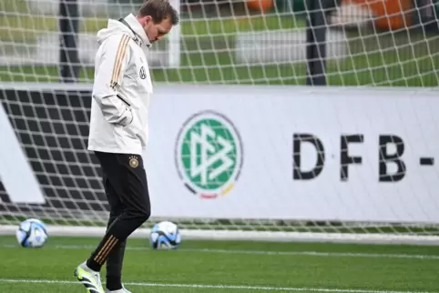 Hände in der Jackentasche, teilnahmslos wirkend: Julian Nagelsmann während des Trainings der deutschen Nationalmannschaft.