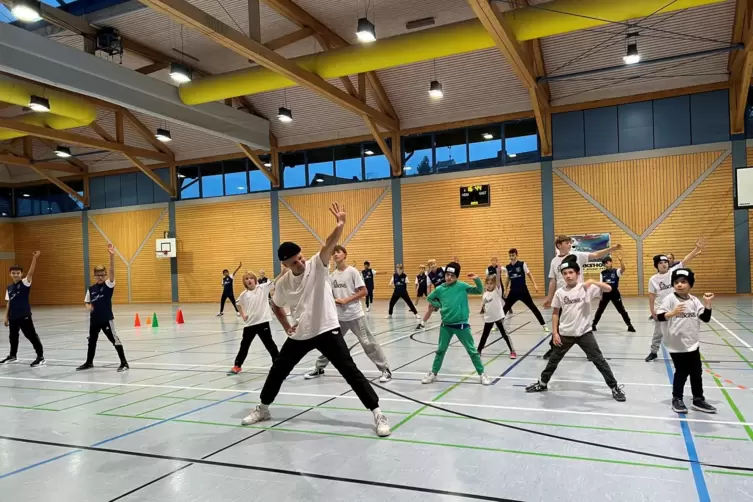 Mehr als 600 Schülern und Lehrkräften brachte Thomas Stark in den vergangenen zwei Tagen die ersten Moves im Breakdance bei, gab