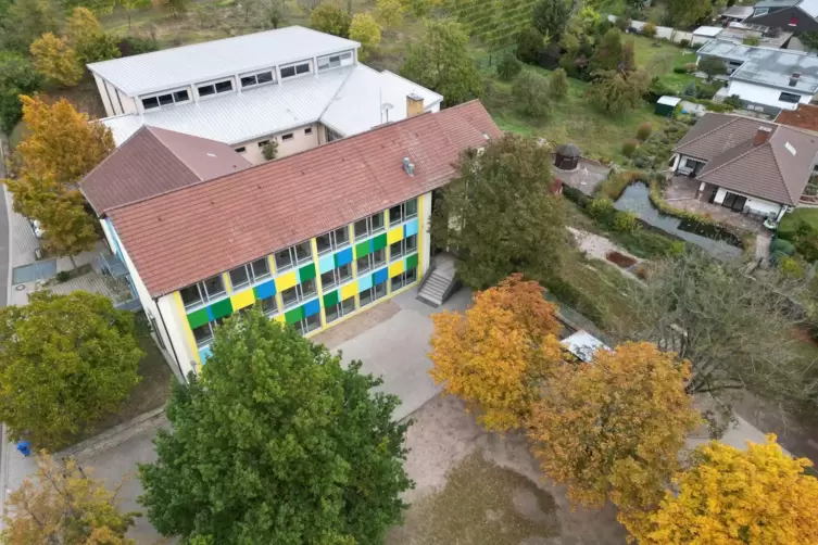 Seit 2004 gehört zur Obrigheimer Grundschule – buntes Gebäude im Vordergrund – auch eine Schulturnhalle. Sie steht im Mittelpunk