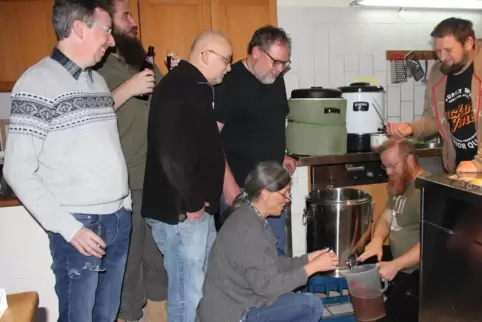 Sechs Männer und eine Frau wollten lernen, wie man Bier braut: Jörg Bläsing (kniend) zeigt, wie's geht.