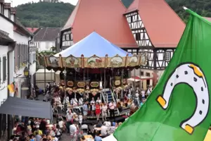 In den Neustadter Weindörfern (hier die Jakobuskerwe Hambach) werden jährlich über 20 Weinkerwen und -feste gefeiert, organisier In den Neustadter Weindörfern (hier die Jakobuskerwe Hambach) werden jährlich über 20 Weinkerwen und -feste gefeiert, organisier
