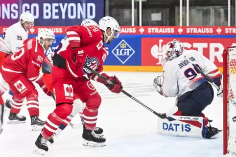 Rapperswils Jordan Schroeder (links) erzielt das 1:0 gegen Mannheims Torhüter Felix Brückmann im Achtelfinale der Champions Hock