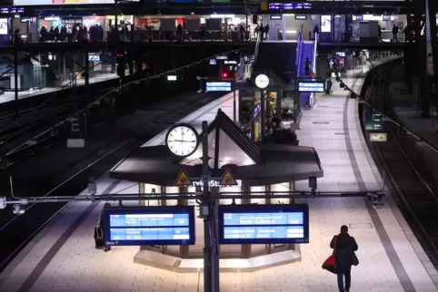 Die Gewerkschaft Deutscher Lokomotivführer ruft ihre Mitglieder zu einem 20-stündigen Warnstreik bei der Bahn ab Mittwochabend a