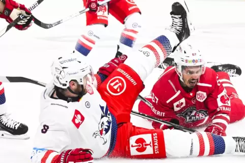 Harte Landung in der Schweiz – aber nur für die Adler Mannheim, hier Jordan Murray. 