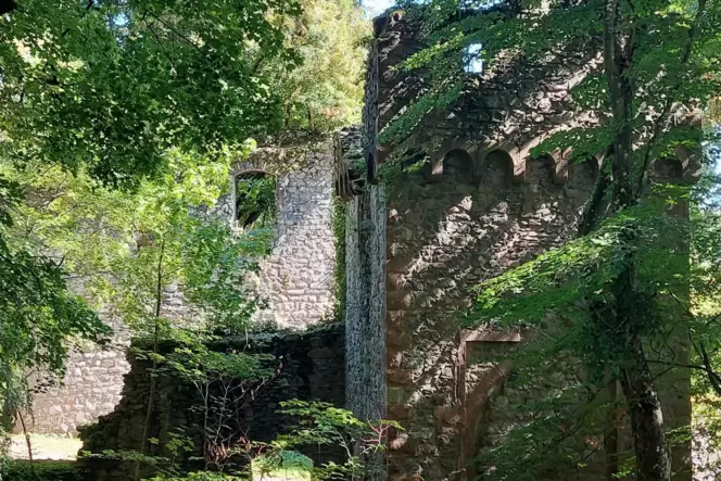 Gut erkennbar: Mühlturm der Burgruine Rodenstein. Hier war einst das Tor der Burg.