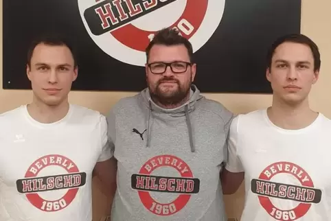 Trainer Ronny Geiersbach (Mitte) mit den Zwillingen Marvin und Jan-Luca Hahn, die großen Anteil am Erfolg des Hilster SV haben. 