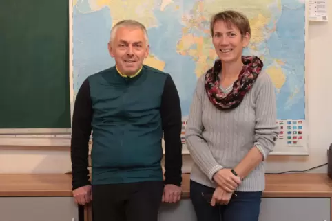 Bernd Frietsch von der Liga und die Vorsitzende der Kolpingsfamilie Grünstadt, Rita Schmid, wollen Helfer für Flüchtlinge werben