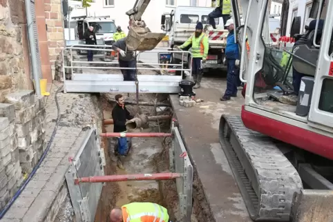 Trotz wieder funktionierender Wasserversorgung dauert die Sperrung der Ludwigstraße länger als gedacht.