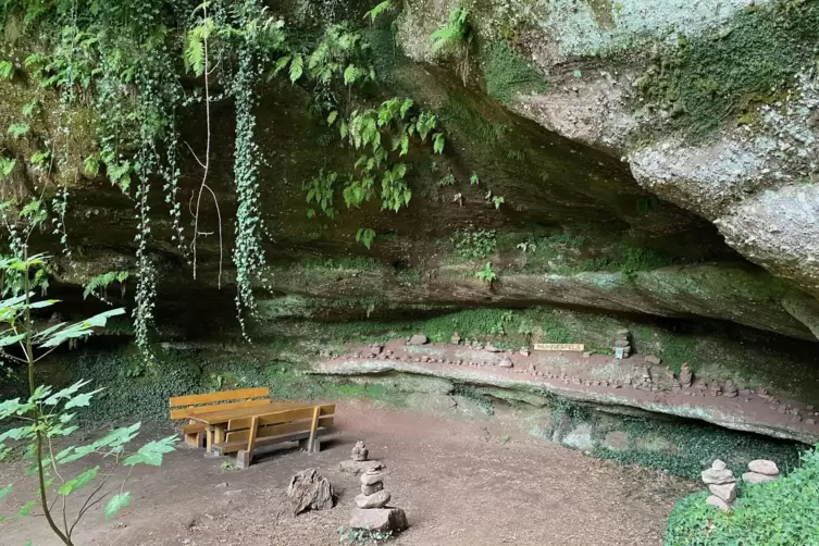 Entspannen unter schönen Felsformationen: Der Wanderweg „Teufelspfad“ gehört zu den drei zertifizierten Touren. 