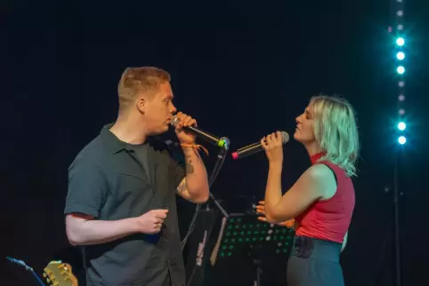 Nadine Ellrich und Julian Fiege starten seit 2021 als Musikduo „Neonlicht“ durch.