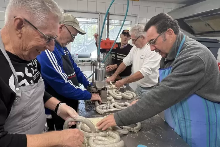 Die fertige Wurstmasse wird in Naturdarm gef&uuml;llt.