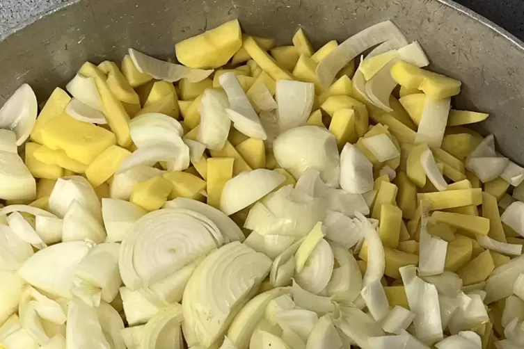 Geschnittene Kartoffeln und Zwiebeln für die Grumbeerworscht. 