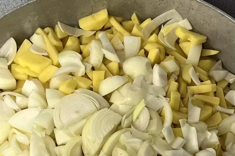 Geschnittene Kartoffeln und Zwiebeln f&uuml;r die Grumbeerworscht. 