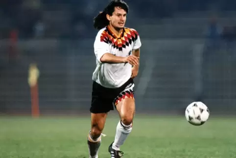 Ein Stück Zeitgeschichte: Dirk Schuster bei seinem ersten Länderspiel für das gesamtdeutsche Team im Oktober 1994 in Ungarn. 