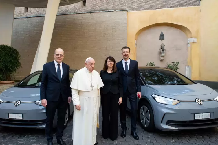 Papst Franziskus bei der Übergabe der ersten Elektroautos durch VW-Vertreter.