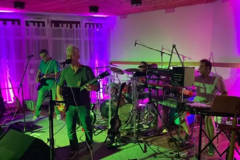 Die Band „B-United“ bei einem Auftritt. 