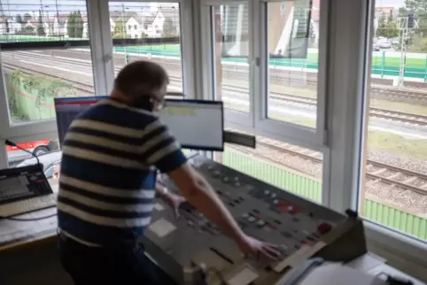 Ein Fahrdienstleiter kontrolliert in Lampertheim den Zugverkehr auf der Riedbahn.