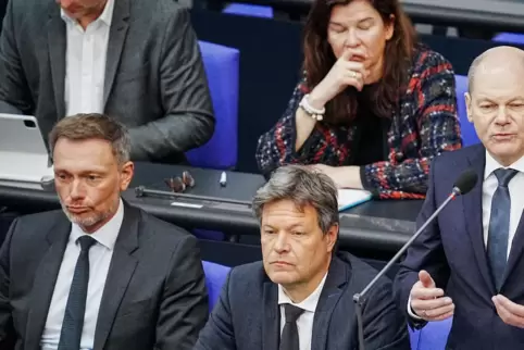 Gedrückte Stimmung: Nach dem Karlsruher Haushaltsurteil spricht Kanzler Olaf Scholz (SPD) am Mittwoch im Bundestag. Neben ihm (v