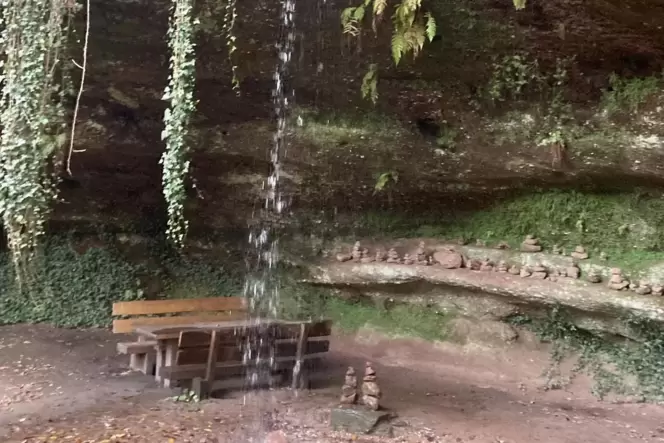 Einer der Höhepunkte auf dem Teufelspfad ist die kleine Höhle des Hühnerfels mit Sitzgruppe und Wasserfall.