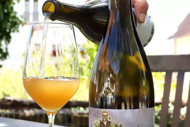 Naturwein, hier vom Weingut Schmitzer-Julier, ist meistens etwas trüber als normaler Wein. Naturwein, hier vom Weingut Schmitzer-Julier, ist meistens etwas trüber als normaler Wein.