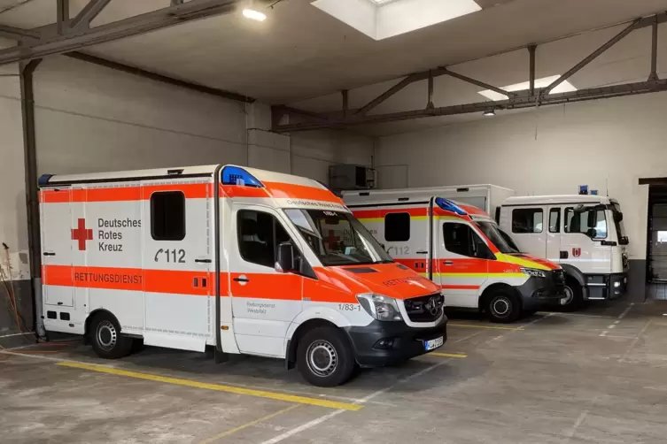 So &bdquo;luftig&ldquo; sieht es in der jetzigen Fahrzeughalle nur aus, wenn Einsatzfahrzeuge ausger&uuml;ckt sind. Sind alle Pl&auml;tze belegt, muss