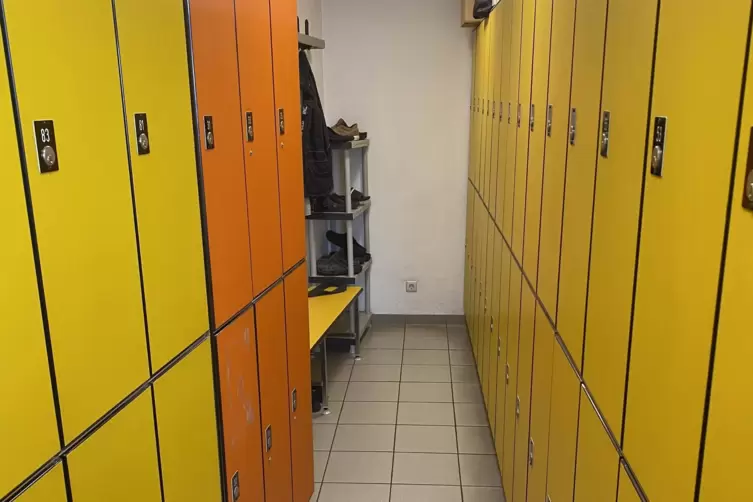 Ziemlich eng und ziemlich retro: die Umkleidekabine der Herren. 