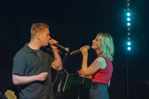Nadine Ellrich und Julian Fiege starten seit 2021 als Musikduo „Neonlicht“ durch.