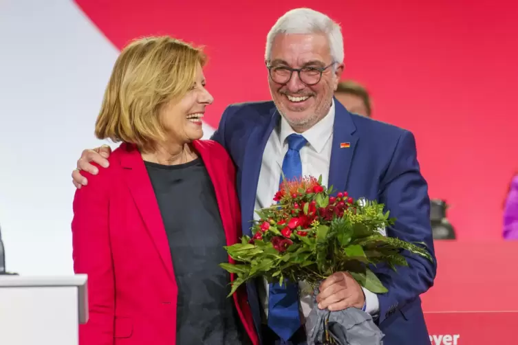 Anfang November wiedergewählt als Parteivorsitzender der Landes-SPD: Roger Lewentz (hier mit Ministerpräsidentin Malu Dreyer). U