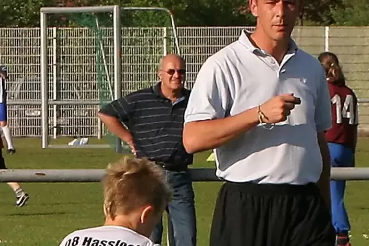  2007 leitete Mario Basler ein Spiel der Ha&szlig;locher F-Junioren mit seinem Sohn Maurice (links).