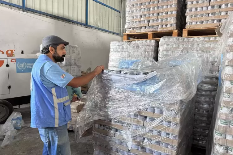 Ein Arbeiter des Hilfswerks der Vereinten Nationen für Palästinaflüchtlinge (UNRWA) verpackt medizinische Hilfsgüter und bereite