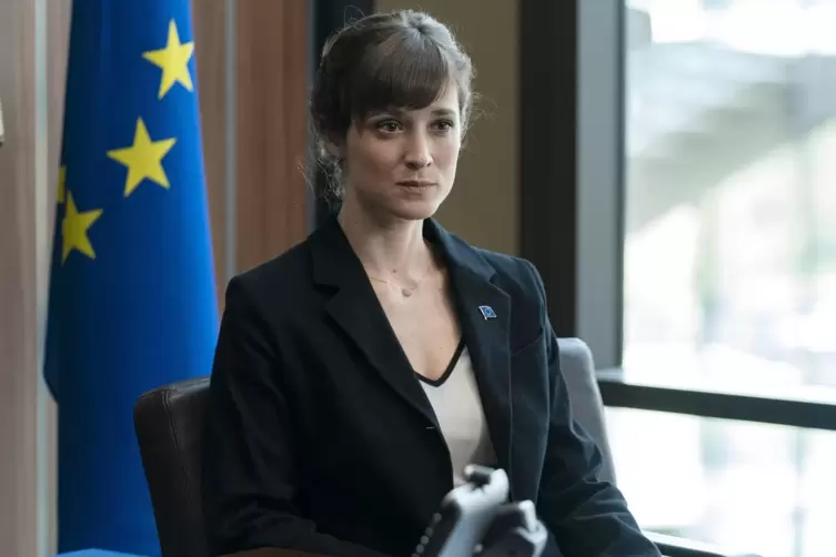 Im Sechsteiler „Die Saat – Tödliche Macht“ spielt die Südpfälzerin Friederike Becht die EU-Wettbewerbshüterin Jule Kronberg. 