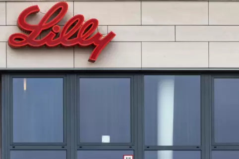 Das rote Logo des US-Pharma-Konzerns Eli Lilly, der einen bedeutenden Standort in Alzey aufbaut.