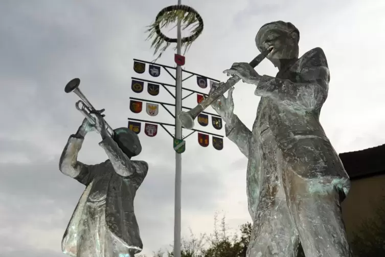 Dieser Brunnen zu Ehren der Westpfälzer Wandermusikantren steht in Jettenbach.