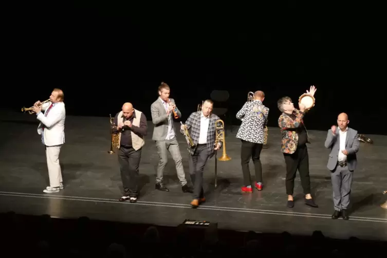 Auch Slapstick geh&ouml;rt zum Programm der unorthodoxen Blaskapelle. 