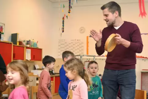 Musiklehrer Dominik Keller unterrichtet die Kita-Kinder einmal pro Woche.