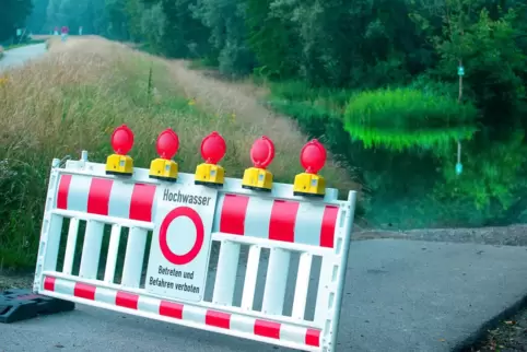 Gesperrt: Zufahrten Richtung Rhein, der Hochwasser führt. 