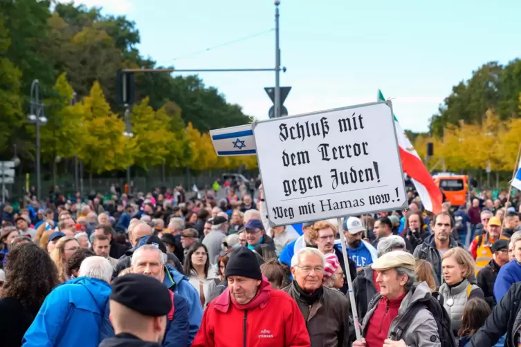 Auch in Berlin rufen friedliche Demonstrationen gegen Terror immer öfter auch antisemitische Gruppen auf den Plan. 