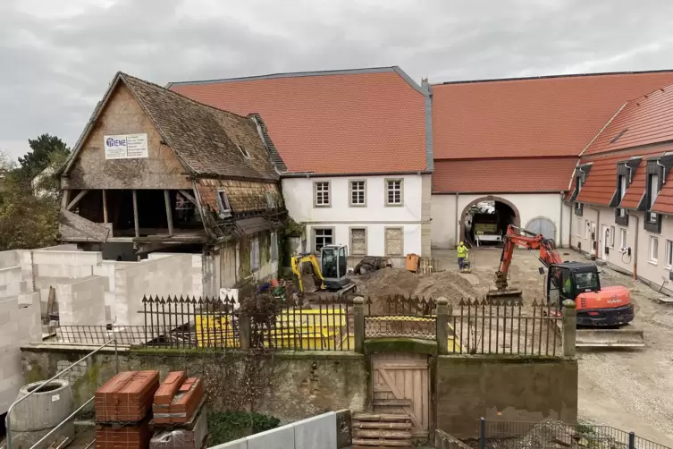 Blick aus einer der acht Wohnungen auf das Quartier, das Wohnbau Kempf in der ehemaligen M&uuml;hle geschaffen hat. Dort ist noch ein
