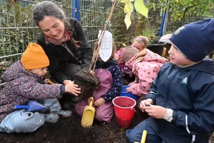 Mit Elan bei der Sache: Veronika Nürck-Lang pflanzt zusammen mit den Kindern einen Strauch. 