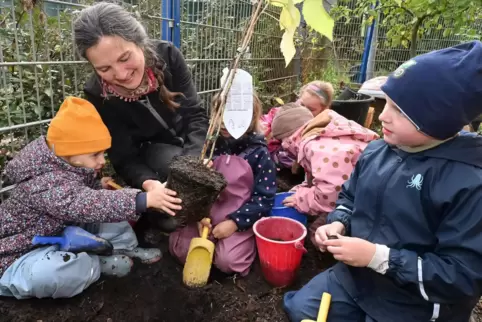 Mit Elan bei der Sache: Veronika Nürck-Lang pflanzt zusammen mit den Kindern einen Strauch. 