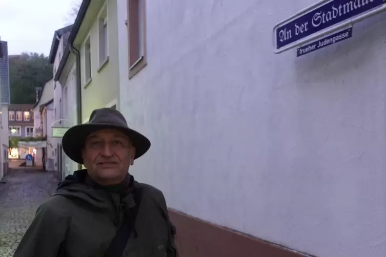 Martin Dauber forscht seit 45 Jahren über die Geschichte der Juden in Blieskastel. Auf unserem Foto steht er in der Straße „An d