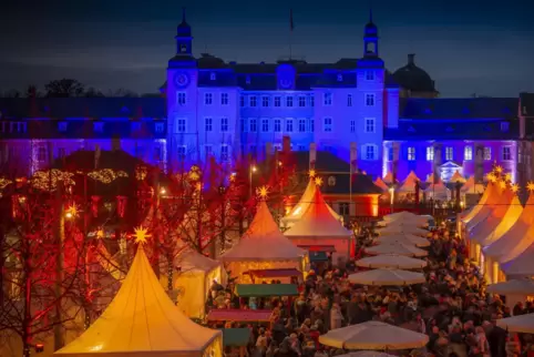 Leuchtendes Vorbild – jedenfalls mit Blick auf den Termin: der Kurfürstliche Weihnachtsmarkt vor dem Schwetzinger Schloss.