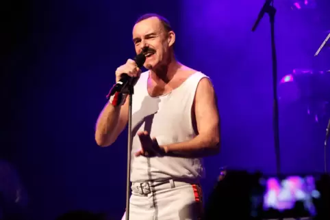 Frontmann Rob Comber schlüpft bei den Konzerten der Boheminas stets in die Rolle von Freddie Mercury. 