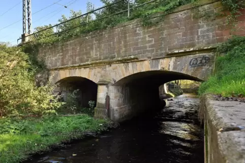 Wird für Fußgänger und Radler als Bahnunterführung ausgebaut: das Viadukt am Speyerbach nahe des Bahnhaltepunkts Böbig. 