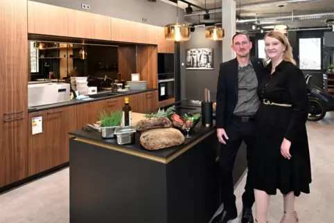 Sven und Sandra Thorn in ihrem neuen Verkaufsraum.